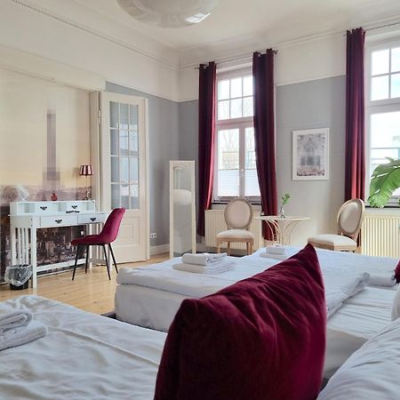 Charysma - Jugendstil Trifft Moderne, Schlafzimmer Mit Smart-Tv, Tischfussball, Darts, Parkplatz Hamelin Kültér fotó