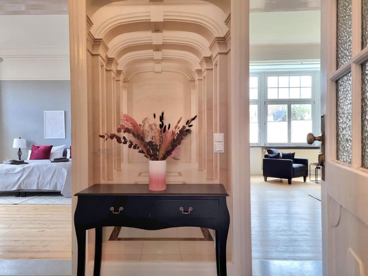 Charysma - Jugendstil Trifft Moderne, Schlafzimmer Mit Smart-Tv, Tischfussball, Darts, Parkplatz Hamelin Kültér fotó